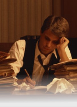 Un empleado de oficina llenando unos documentos en su escritorio.